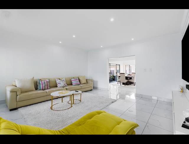 5 BEDROOM HOUSE FOR SALE IN FOURWAYS GARDENS